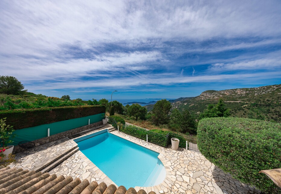 Luxurious 4-Bedroom Villa